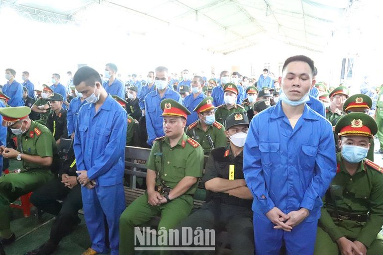 Các bị cáo sau khi nghe Hội đồng xét xử tuyên án.