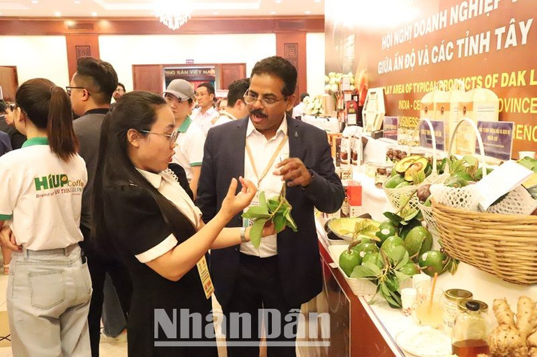 Các doanh nghiệp của Ấn Độ tìm hiểu trái cây của Việt nam trưng bày tại hội nghị. Các doanh nghiệp của Ấn Độ tìm hiểu trái cây của Việt nam trưng bày tại hội nghị.