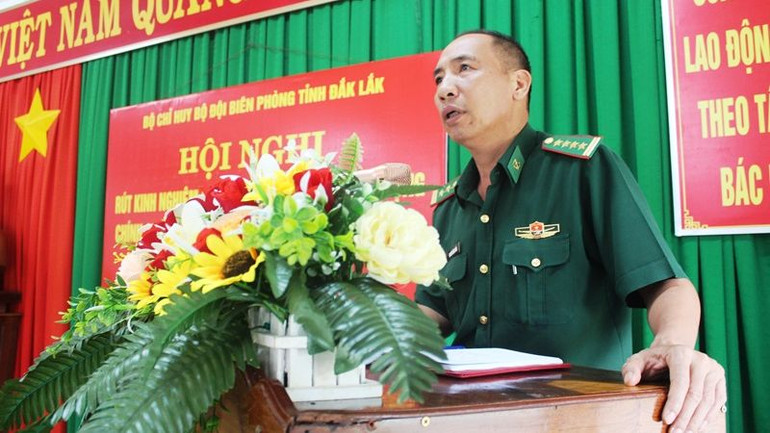 Đại tá Nguyễn Công Tuấn, Phó Chỉ huy trưởng kiêm Tham mưu trưởng Bộ đội Biên phòng tỉnh Đắk Lắk phát biểu tại Hội nghị. Đại tá Nguyễn Công Tuấn, Phó Chỉ huy trưởng kiêm Tham mưu trưởng Bộ đội Biên phòng tỉnh Đắk Lắk phát biểu tại Hội nghị.