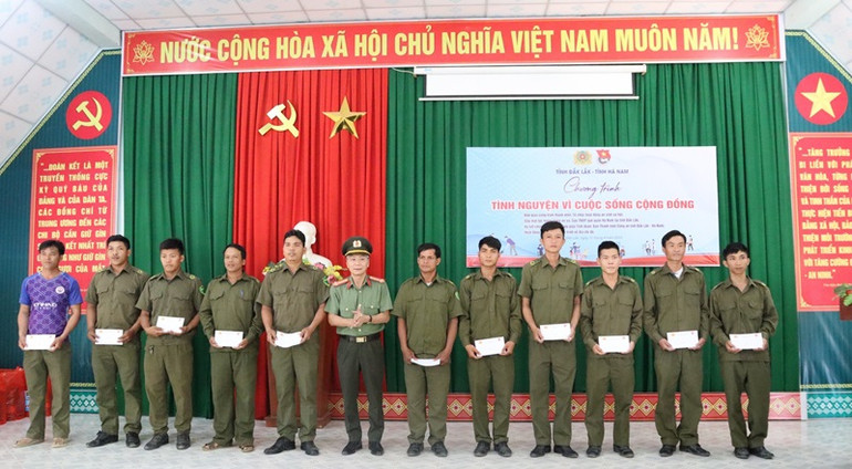 Lãnh đạo Công an tỉnh Hà Nam tặng quà cho các công an viên thôn, buôn xã Cư Pui.