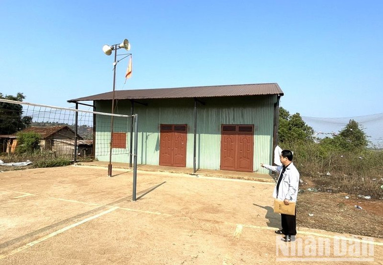 Hội trường thôn Kty 5, xã Chứ Kbô, huyện Krông Búk hiện nay được xây dựng trái phép trên đất rừng và chắn ngang trước lô đất của ông Hoàng Văn Kế, mặc dù ông đã làm đơn khiếu nại gần 10 năm nay nhưng các cấp, các ngành chức năng của huyện Krông Búk và xã Chứ Kbô vẫn chưa giải quyết dứt điểm.