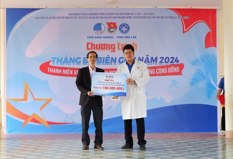 Các doanh nghiệp trao tặng kinh phí khám bệnh, cấp thuốc và tặng quà cho nhân dân khu vực biên giới huyện Buôn Đôn.