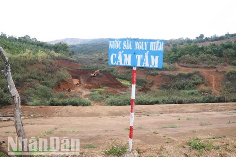 Một hồ chứa nước ở xã Ea Sin, huyện Krông Búk đã cạn kiệt nguồn nước nhiều tháng nay. Một hồ chứa nước ở xã Ea Sin, huyện Krông Búk đã cạn kiệt nguồn nước nhiều tháng nay.