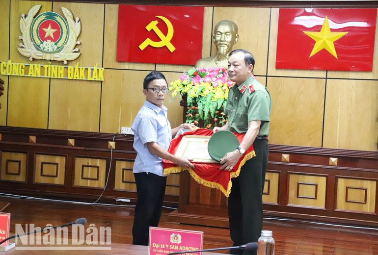 Bố của Đại úy, liệt sĩ Trần Đăng Nhân trao chiếc mũ cùng nhiều bằng khen, giấy khen của con trai cho Bảo tàng Công an nhân dân.