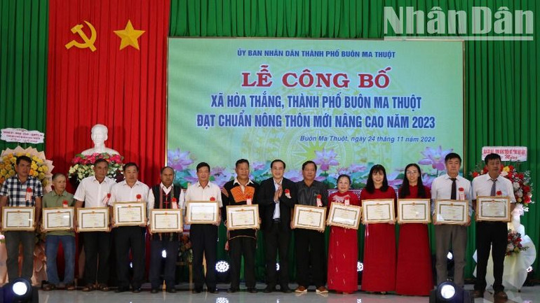 Lãnh đạo Ủy ban nhân dân thành phố Buôn Ma Thuột tặng Giấy khen cho các cá nhân xã Hòa Thắng có thành tích xuất sắc trong xây dựng xã đạt chuẩn nông thôn mới nâng cao năm 2023.