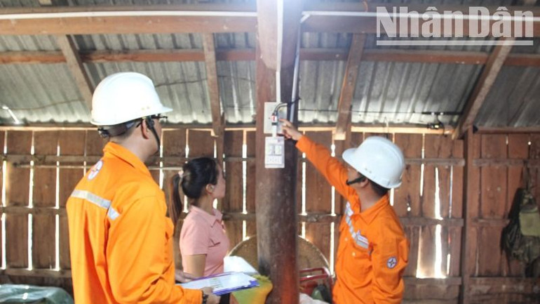 Công nhân Công ty Điện lực Krông Bông hướng dẫn người dân sử dụng điện an toàn.