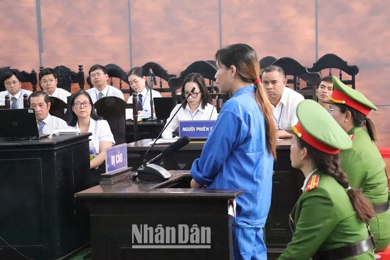 Bị cáo H Wuễn Êban trả lời câu hỏi của Hội đồng xét xử.