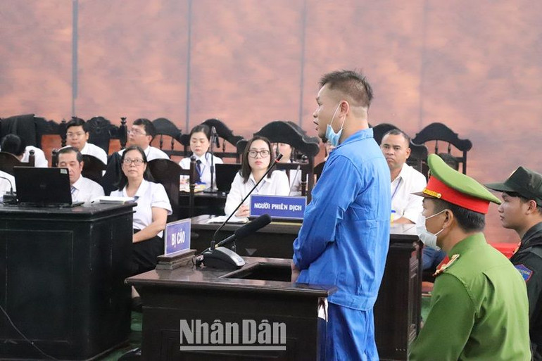 Y Sôl Niê trả lời câu hỏi của Hội đồng xét xử.