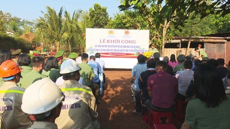 Đông đảo người dân địa phương đến dự lễ khởi công xây dựng 2 căn nhà mẫu của Bộ Công an cho hộ nghèo khó khăn về nhà ở. Ảnh: Công an Đắk Lắk