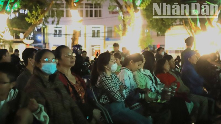 Đông đảo người dân trên địa bàn tỉnh đến thưởng thức chương trình.