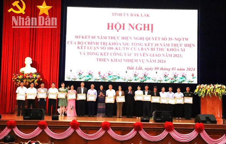 Trao tặng Bằng khen của Tỉnh ủy Đắk Lắk cho các cá nhân có thành tích xuất sắc trong thực hiện Nghị quyết số 35-NQ/TW của Bộ Chính trị. Trao tặng Bằng khen của Tỉnh ủy Đắk Lắk cho các cá nhân có thành tích xuất sắc trong thực hiện Nghị quyết số 35-NQ/TW của Bộ Chính trị.