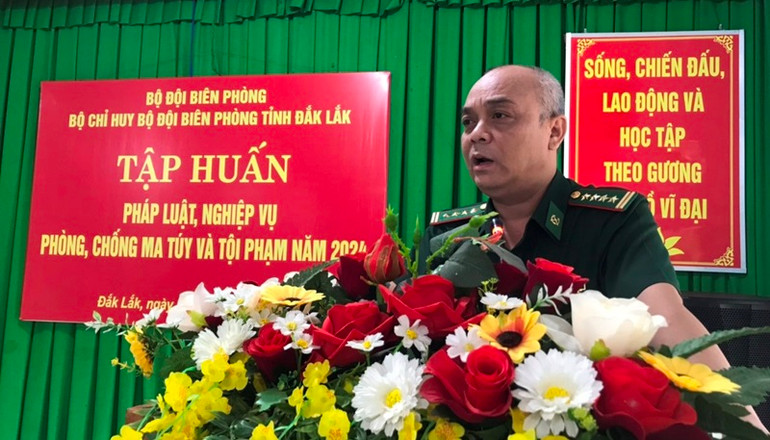 Đại tá Kpă Y Thạch, Phó Chỉ huy trưởng Bộ đội Biên phòng tỉnh Đắk Lắk phát biểu tại lớp tập huấn.