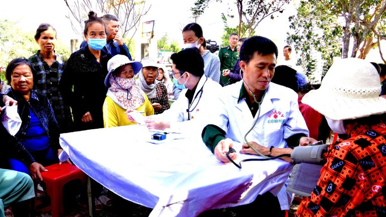 Người dân ở khu vực biên giới được quân y và đội ngũ y bác sĩ thăm khám sức khỏe.