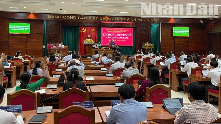 Các đại biểu thông qua Nghị quyết bầu bổ sung Ủy viên Ủy ban nhân dân tỉnh Đắk Lắk khóa X, nhiệm kỳ 2021-2026 đối với đồng chí Lê Thị Thanh Xuân, Giám đốc Sở Giáo dục và Đào tạo.