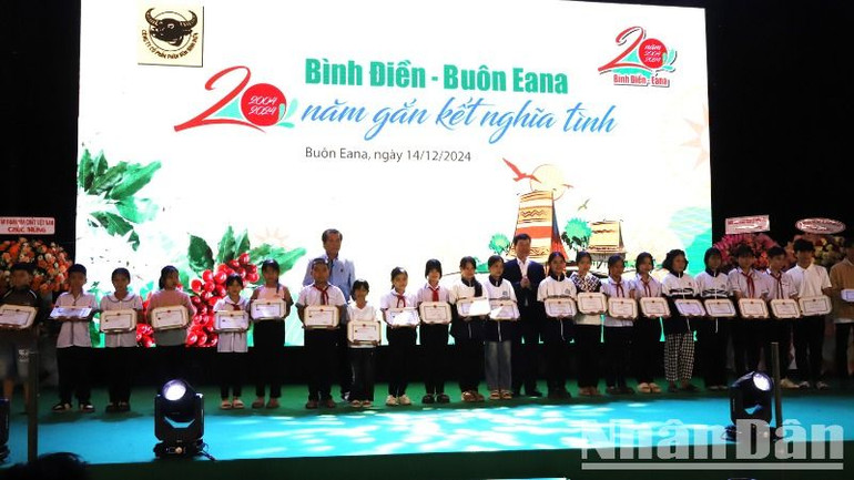Công ty cổ phần phân bón Bình Điền khen thưởng cho các cháu học sinh chăm ngoan học giỏi là con em đồng bào dân tộc thiểu số buôn Ea Na.