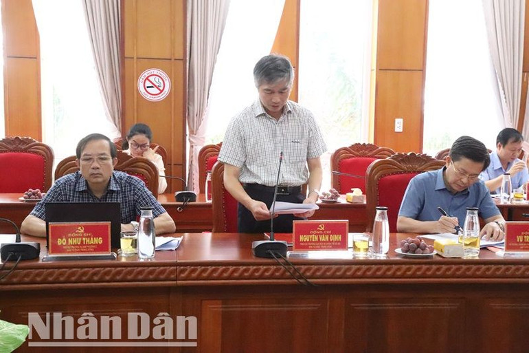 Đồng chí Nguyễn Văn Định, Phó Cục trưởng Cục Bảo vệ chính trị nội bộ, Ban Tổ chức Trung ương, thành viên Đoàn kiểm tra thông qua dự thảo Báo cáo kết quả kiểm tra về công tác bảo vệ chính trị nội bộ tại Ban Thường vụ Tỉnh ủy Đắk Lắk. Đồng chí Nguyễn Văn Định, Phó Cục trưởng Cục Bảo vệ chính trị nội bộ, Ban Tổ chức Trung ương, thành viên Đoàn kiểm tra thông qua dự thảo Báo cáo kết quả kiểm tra về công tác bảo vệ chính trị nội bộ tại Ban Thường vụ Tỉnh ủy Đắk Lắk.