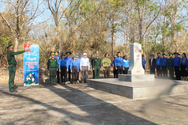 Tuổi trẻ hai tỉnh Đắk Lắk và Bình Dương thăm cột mốc biên giới quốc gia.