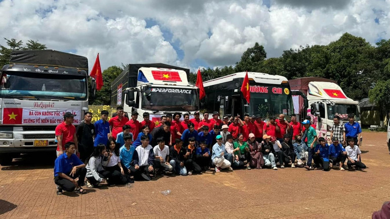 Chiều ngày 12/9, Đoàn thiện nguyện huyện Krông Pắc gồm 20 tình nguyện viên cùng gần 50 tấn hàng nhu yếu phẩm, nước đóng chai, thuốc đau bụng, mì tôm và 400 triệu đồng của các doanh nghiệp và bà con nhân dân các dân tộc huyện Krông Pắc tự nguyện quyên góp đã lên đường đến với nhân dân xã Khánh Yên Hạ, huyện Văn Bàn, tỉnh Lào Cai.