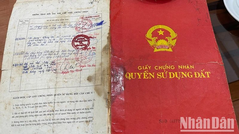 Theo bà Phạm Thị Cúc, thửa đất số 79, tờ bản đồ số 24 tọa lạc tại thôn 7, xã Hòa Phú đã được Ủy ban nhân dân thành phố Buôn Ma Thuột cấp Giấy chứng nhận số D 1477794 ngày 14/11/1994 cho gia đình bà, nhưng không được chính quyền địa phương và Tòa án nhân dân bảo vệ quyền lợi cho gia đình bà.