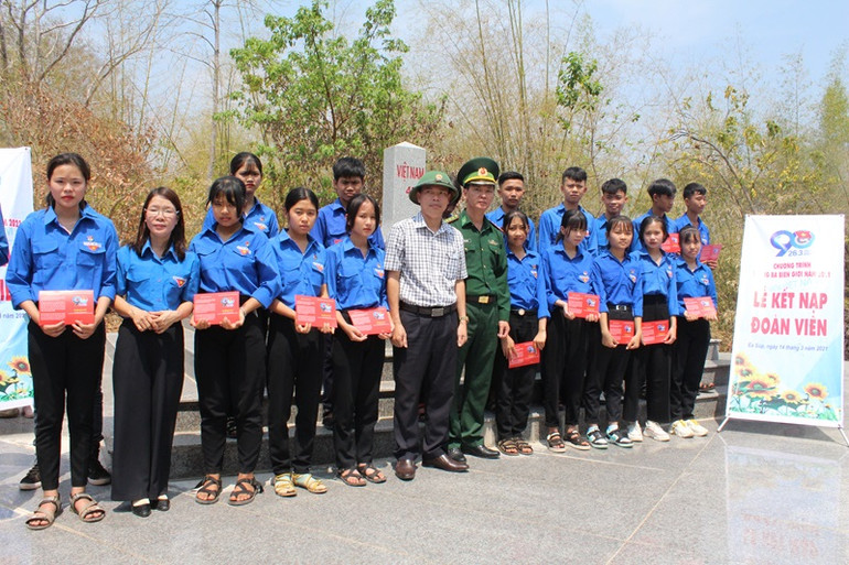 Tham gia thực hiện "Ngày Biên phòng toàn dân", nhiều thanh niên được kết nạp vào Đoàn ngay cột mốc biên giới quốc gia.