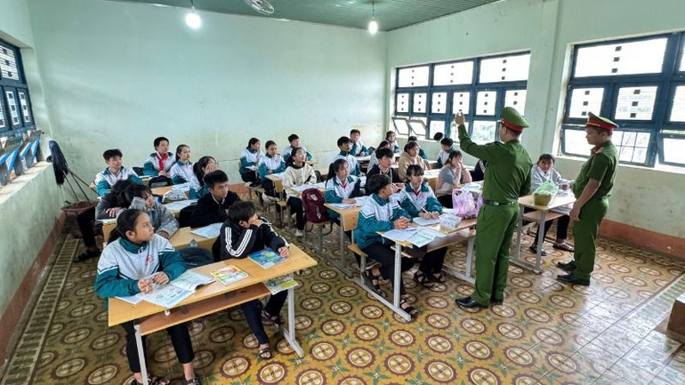 Lực lượng Công an tuyên truyền cho học sinh các trường học không được chế tạo pháo nổ.