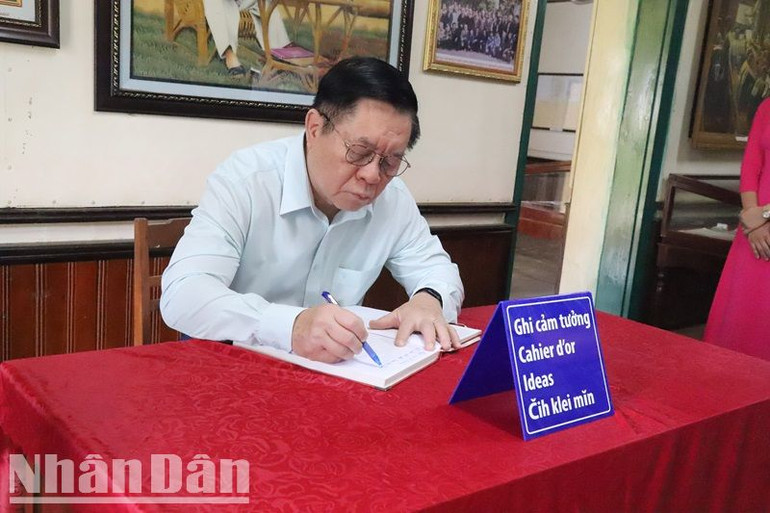 Đồng chí Nguyễn Trọng Nghĩa ghi cảm tưởng khi đi thăm Di tích lịch sử quốc gia đặc biệt Nhà đày Buôn Ma Thuột. Đồng chí Nguyễn Trọng Nghĩa ghi cảm tưởng khi đi thăm Di tích lịch sử quốc gia đặc biệt Nhà đày Buôn Ma Thuột.