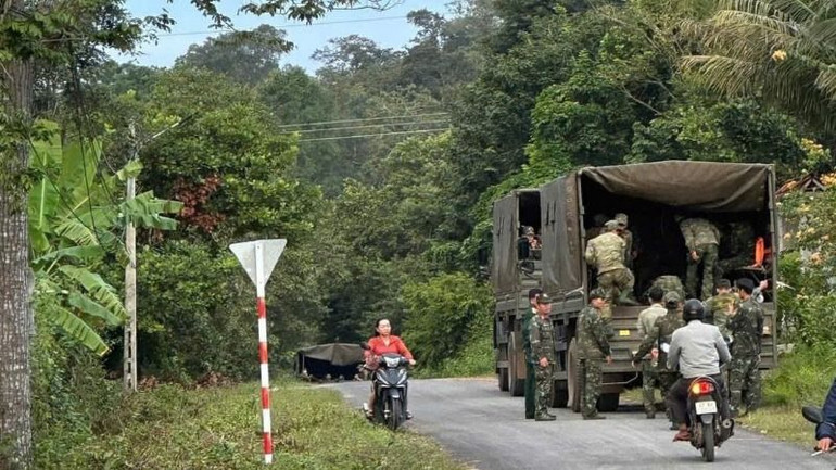 Cán bộ, chiến sĩ các đơn vị quân đội tham gia tìm kiếm chiếc máy bay Yak-130 bị rơi.