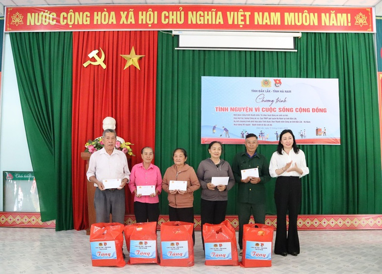 Phó Bí thư Thường trực Tỉnh ủy Hà Nam Đinh Thị Lụa tặng quà cho các gia đình chính sách ở xã Cư Pui.