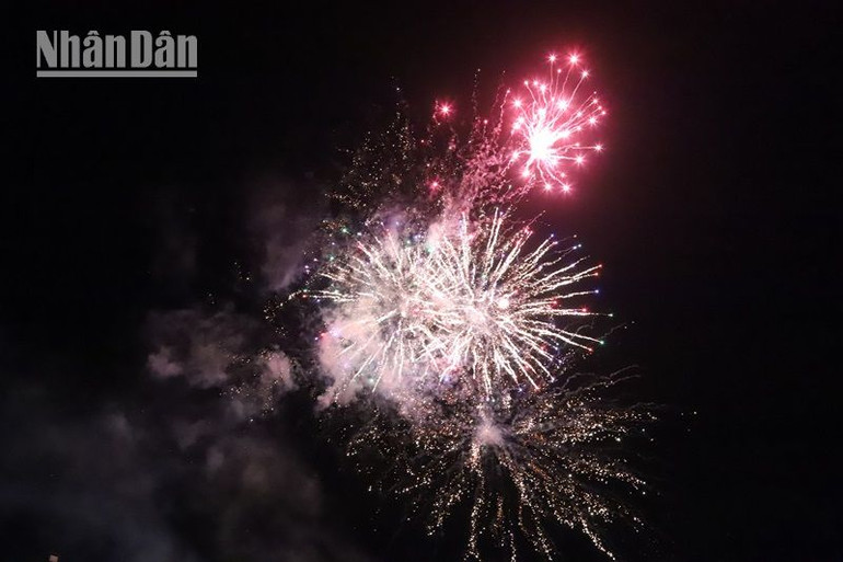 Chương trình bắn pháo hoa tầm trung đặc sắc kéo dài 15 phút chào đón giờ khắc Giao thừa đất trời vào Xuân. Chương trình bắn pháo hoa tầm trung đặc sắc kéo dài 15 phút chào đón giờ khắc Giao thừa đất trời vào Xuân.
