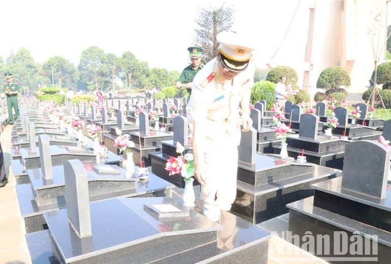 Thiếu tướng Lê Vinh Quy, Giám đốc Công an tỉnh Đắk Lắk thắp hương lên các phần mộ liệt sĩ.