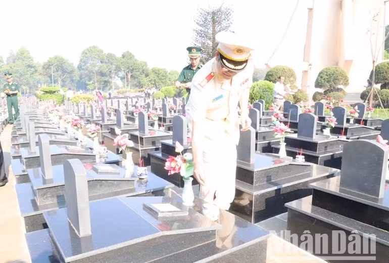 Thiếu tướng Lê Vinh Quy, Giám đốc Công an tỉnh Đắk Lắk thắp hương lên các phần mộ liệt sĩ.