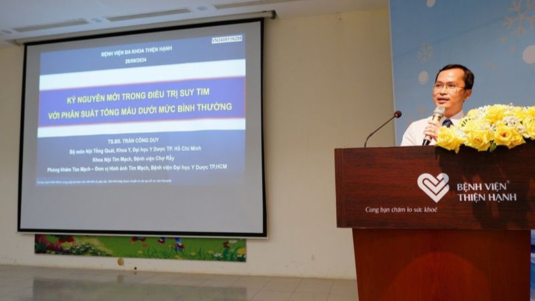 Bác sĩ Trần Công Duy, Khoa Nội tim mạch, Bệnh viện Chợ Rẫy Thành phố Hồ Chí Minh trình bày tham luận tại hội thảo.