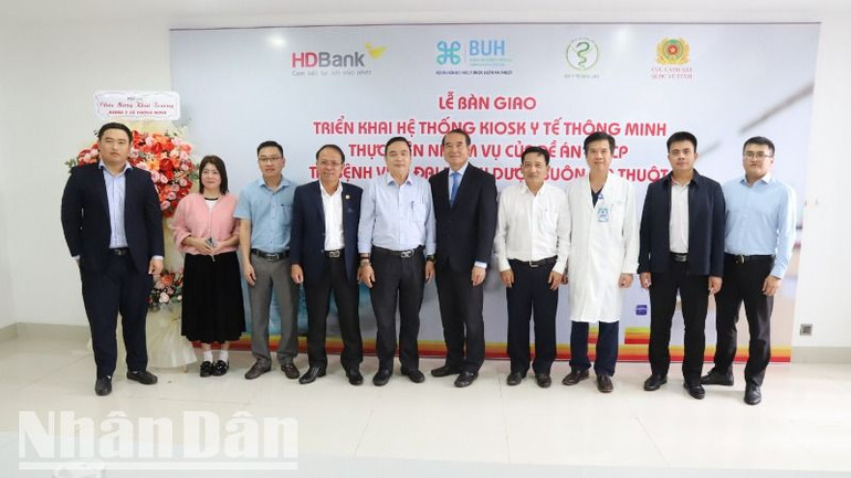 Các đại biểu chụp hình lưu niệm tại buổi lễ bàn giao và triển khai hệ thống kiosk y tế thông minh tại Bệnh viện Đại học Y Dược Buôn Ma Thuột.