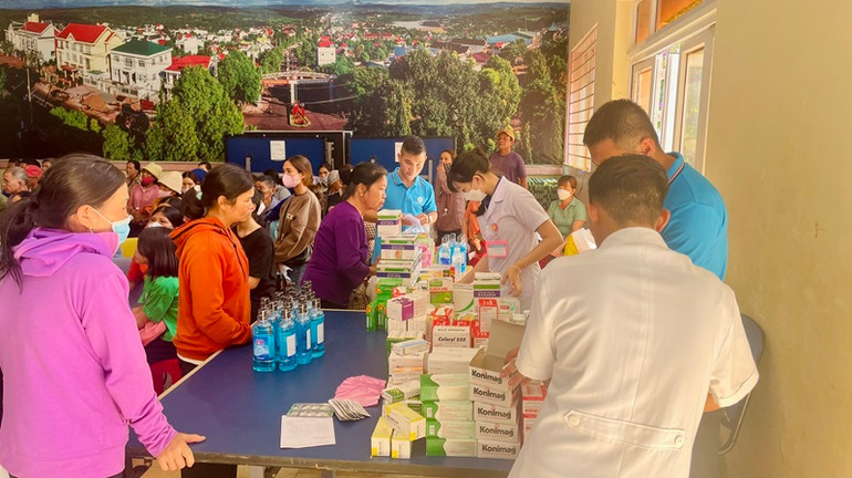 Người dân được cấp thuốc miễn phí tại chương trình.
