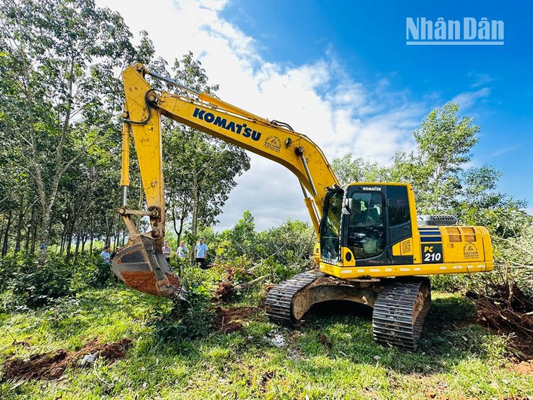 Các đơn vị thi công đưa phương tiện cơ giới vào giải phóng mặt bằng.