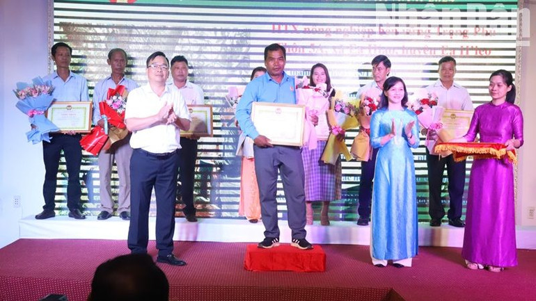 Lãnh đạo Hội Nông dân tỉnh Đắk Lắk trao giấy chứng nhận tuyên dương các tổ hợp tác, hợp tác xã xuất sắc.