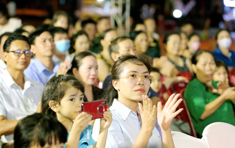 Các đêm lưu diễn thu hút đông đảo nhân dân các dân tộc trên địa bàn tỉnh Đắk Lắk đến xem, cổ vũ.