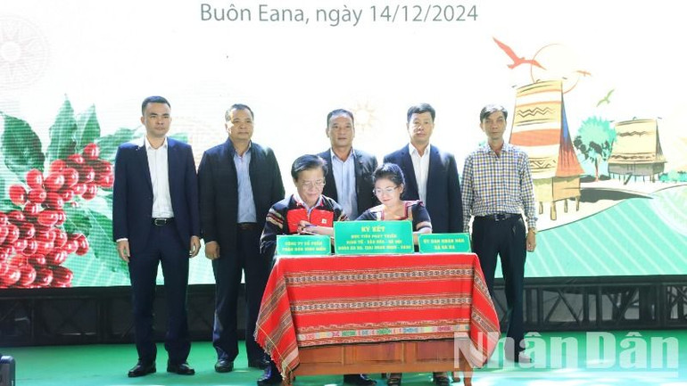 Lãnh đạo Công ty cổ phần phân bón Bình Điền và Ủy ban nhân dân xã Ea Na ký kết mục tiêu phát triển kinh tế, văn hóa, xã hội buôn Ea Na giai đoạn 2025-2030.