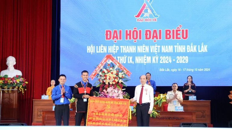 Phó Bí thư Tỉnh ủy, Chủ tịch Ủy ban nhân dân tỉnh Đắk Lắk Phạm Ngọc Nghị tặng bức trướng của Ban Chấp hành Đảng bộ tỉnh Đắk Lắk cho Đại hội Hội Liên hiệp thanh niên Việt Nam tỉnh Đắk Lắk lần thứ IX, nhiệm kỳ 2024-2029 mang dòng chữ: “Thanh niên các dân tộc tỉnh Đắk Lắk: Yêu nước-đoàn kết-sáng tạo-tình nguyện-bản sắc-phát triển”. Phó Bí thư Tỉnh ủy, Chủ tịch Ủy ban nhân dân tỉnh Đắk Lắk Phạm Ngọc Nghị tặng bức trướng của Ban Chấp hành Đảng bộ tỉnh Đắk Lắk cho Đại hội Hội Liên hiệp thanh niên Việt Nam tỉnh Đắk Lắk lần thứ IX, nhiệm kỳ 2024-2029 mang dòng chữ: “Thanh niên các dân tộc tỉnh Đắk Lắk: Yêu nước-đoàn kết-sáng tạo-tình nguyện-bản sắc-phát triển”.