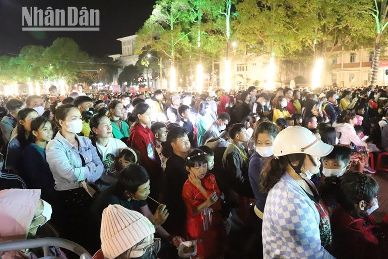 Hàng nghìn người dân ở thành phố Buôn Ma Thuột và các huyện lân cận như Cư M’gar, Cư Kuin, Buôn Đôn đổ về Quảng trường 10/3 ở trung tâm thành phố Buôn Ma Thuột vui chơi, thưởng thức chương trình nghệ thuật, xem bắn pháo hoa và đón Giao thừa. Hàng nghìn người dân ở thành phố Buôn Ma Thuột và các huyện lân cận như Cư M’gar, Cư Kuin, Buôn Đôn đổ về Quảng trường 10/3 ở trung tâm thành phố Buôn Ma Thuột vui chơi, thưởng thức chương trình nghệ thuật, xem bắn pháo hoa và đón Giao thừa.