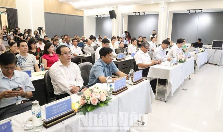 Các đại biểu dự buổi lễ.