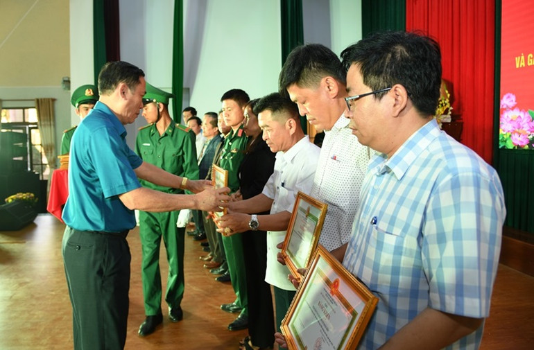 Phó Chủ tịch Ủy ban nhân tỉnh Đắk Lắk Võ Văn Cảnh tặng Bằng khen của Ủy ban nhân dân tỉnh cho các tập thể, cá nhân có thành tích tiêu biểu trong tham gia xây dựng khu vực biên giới vững mạnh giai đoạn 2019-2024.