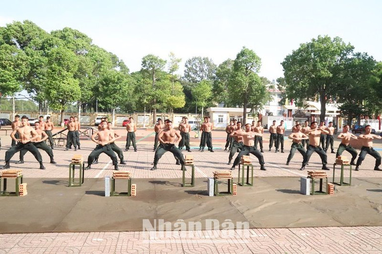 Lực lượng cảnh sát cơ động luyện khí công.