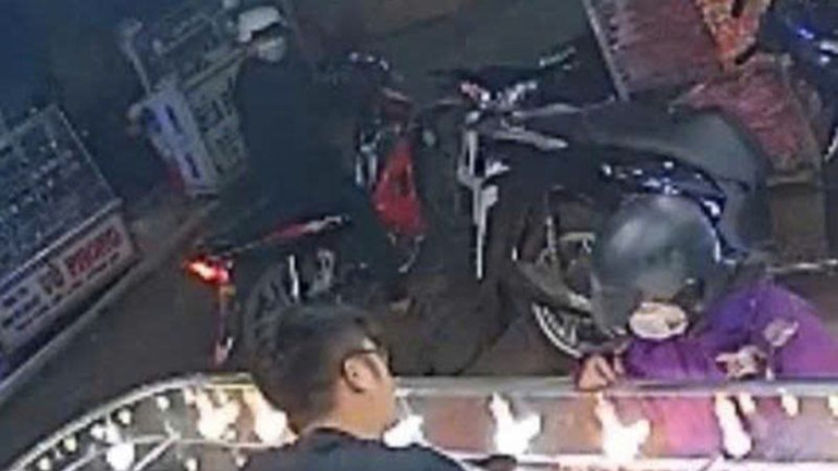 Đối tượng nữ vào hỏi mua vàng và đối tượng nam ngoài ngoài xe chờ. (Ảnh: Công an huyện Ea H'leo)