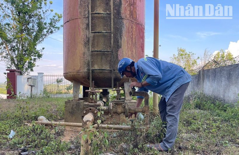 Do thời tiết nắng nóng kéo dài khiến nguồn nước ngầm giảm nên nhiều công trình cấp nước tập trung thiếu hụt nguồn nước cung cấp phục vụ nhân dân sinh hoạt. Do thời tiết nắng nóng kéo dài khiến nguồn nước ngầm giảm nên nhiều công trình cấp nước tập trung thiếu hụt nguồn nước cung cấp phục vụ nhân dân sinh hoạt.