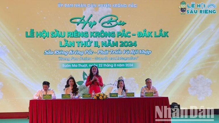 Phó chủ tịch Ủy ban nhân dân huyện Krông Pắc Ngô Thị Minh Trinh trả lời câu hỏi của các nhà báo tại buổi họp báo.