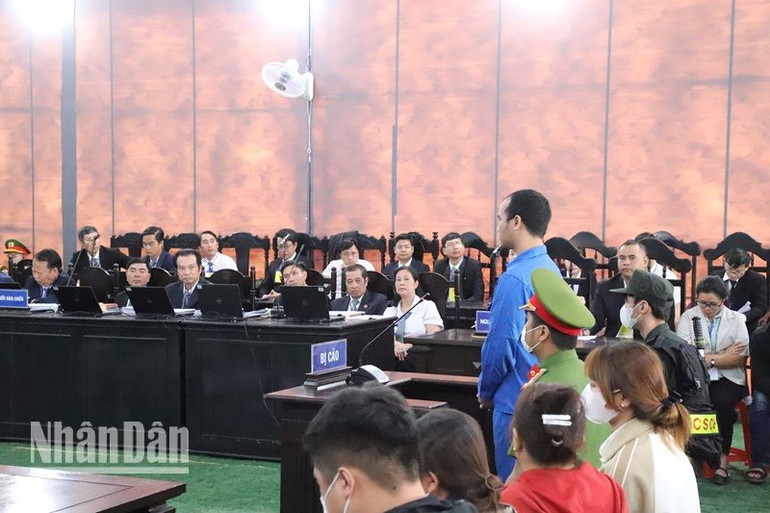 Hội đồng xét xử thẩm vấn căn cước, lý lịch của các bị cáo.