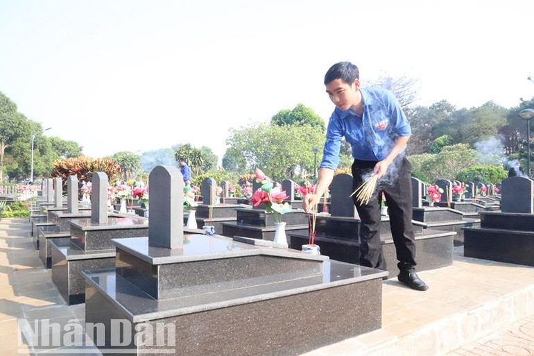 Các đoàn viên, thanh niên thắp hương tưởng nhớ các anh hùng liệt sĩ nhân kỷ niệm 49 năm Ngày giải phóng hoàn toàn miền nam, thống nhất đất nước.