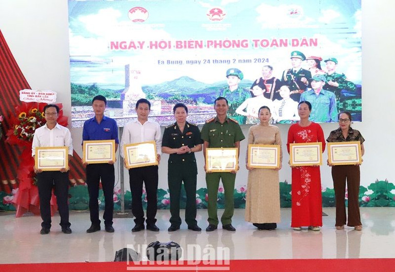 Đại tá Đỗ Quang Thấm, Chính ủy Bộ đội Biên phòng tỉnh Đắk Lắk trao tặng Kỷ niệm chương Vì chủ quyền an ninh biên giới quốc gia cho các cá nhân.