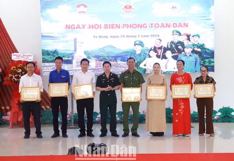Đại tá Đỗ Quang Thấm, Chính ủy Bộ đội Biên phòng tỉnh Đắk Lắk trao tặng Kỷ niệm chương Vì chủ quyền an ninh biên giới quốc gia cho các cá nhân.